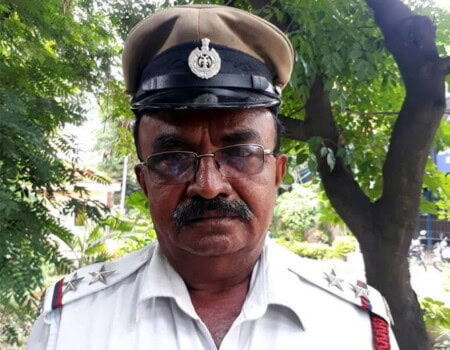 Bangalore Traffic Police Stop President Car For Ambulance