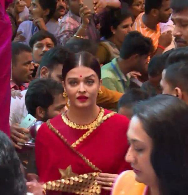 Aishwarya Rai Bachchan looks drop dead gorgeous in a red saree visits Lalbaugcha Raja with Abhishek Bachchan1