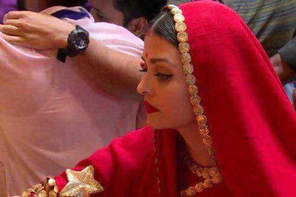 Aishwarya Rai Bachchan looks drop dead gorgeous in a red saree visits Lalbaugcha Raja with Abhishek Bachchan2 1