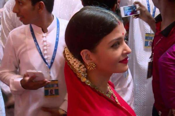 Aishwarya Rai Bachchan looks drop dead gorgeous in a red saree visits Lalbaugcha Raja with Abhishek Bachchan3