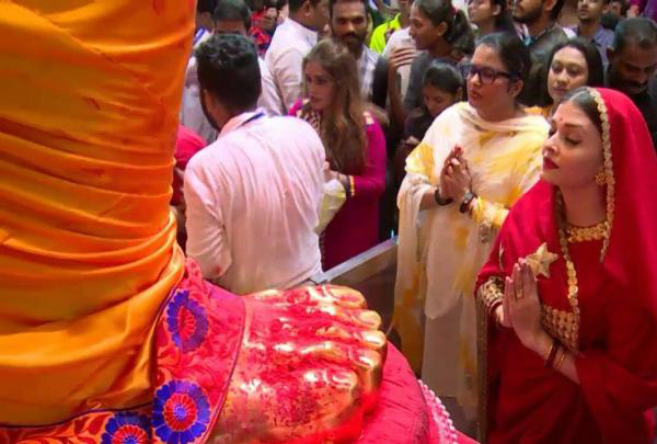 Aishwarya Rai Bachchan looks drop dead gorgeous in a red saree visits Lalbaugcha Raja with Abhishek Bachchan4