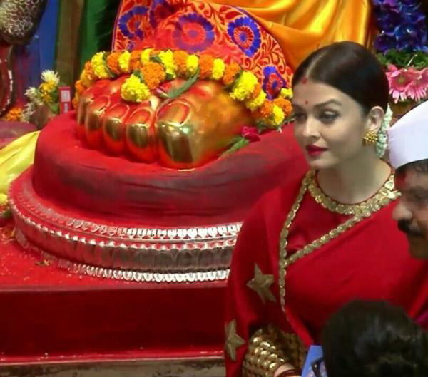 Aishwarya Rai Bachchan looks drop dead gorgeous in a red saree visits Lalbaugcha Raja with Abhishek Bachchan5