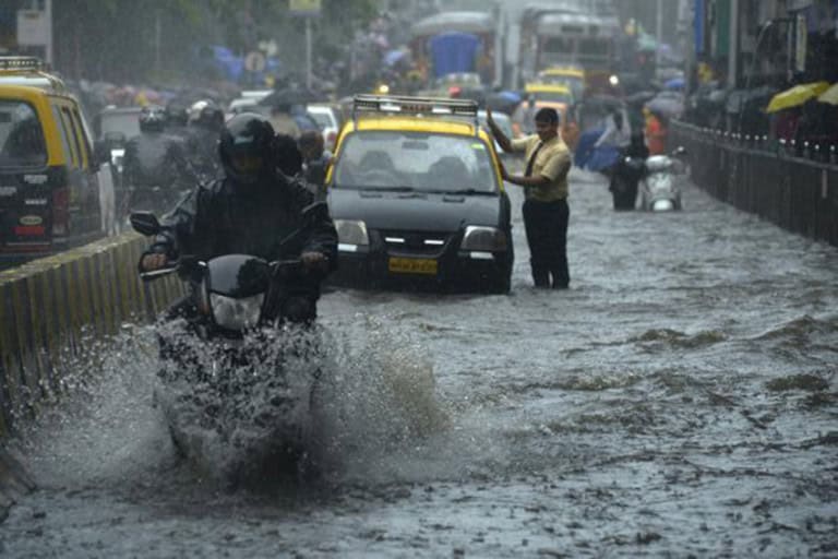 Life-Rains-In-Mumbai-Due-To-Heavy-Rains:-Red-Alert-In-Many-Areas