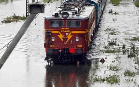 Due-To-Heavy-Rains-In-Mumbai-Several-Trains-And-Flights-Coming-To-Gujarat-Were-Canceled