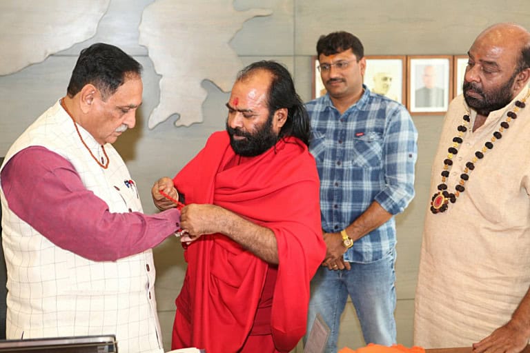 Yogishi-Chandra-Chetna-Swami-Discussing-Yogiyas-Relationship-With-Chief-Minister-Rupani