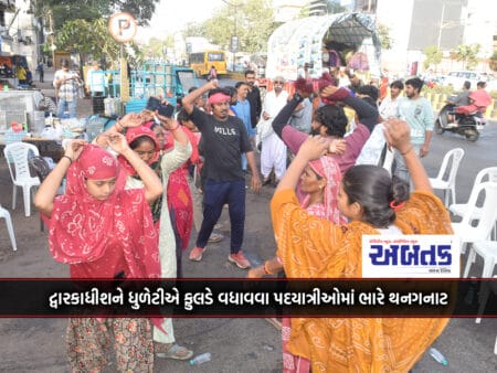 There Is A Lot Of Commotion Among The Pedestrians To Greet Dwarkadish With Dust On The Occasion Of Hutasani Festival.
