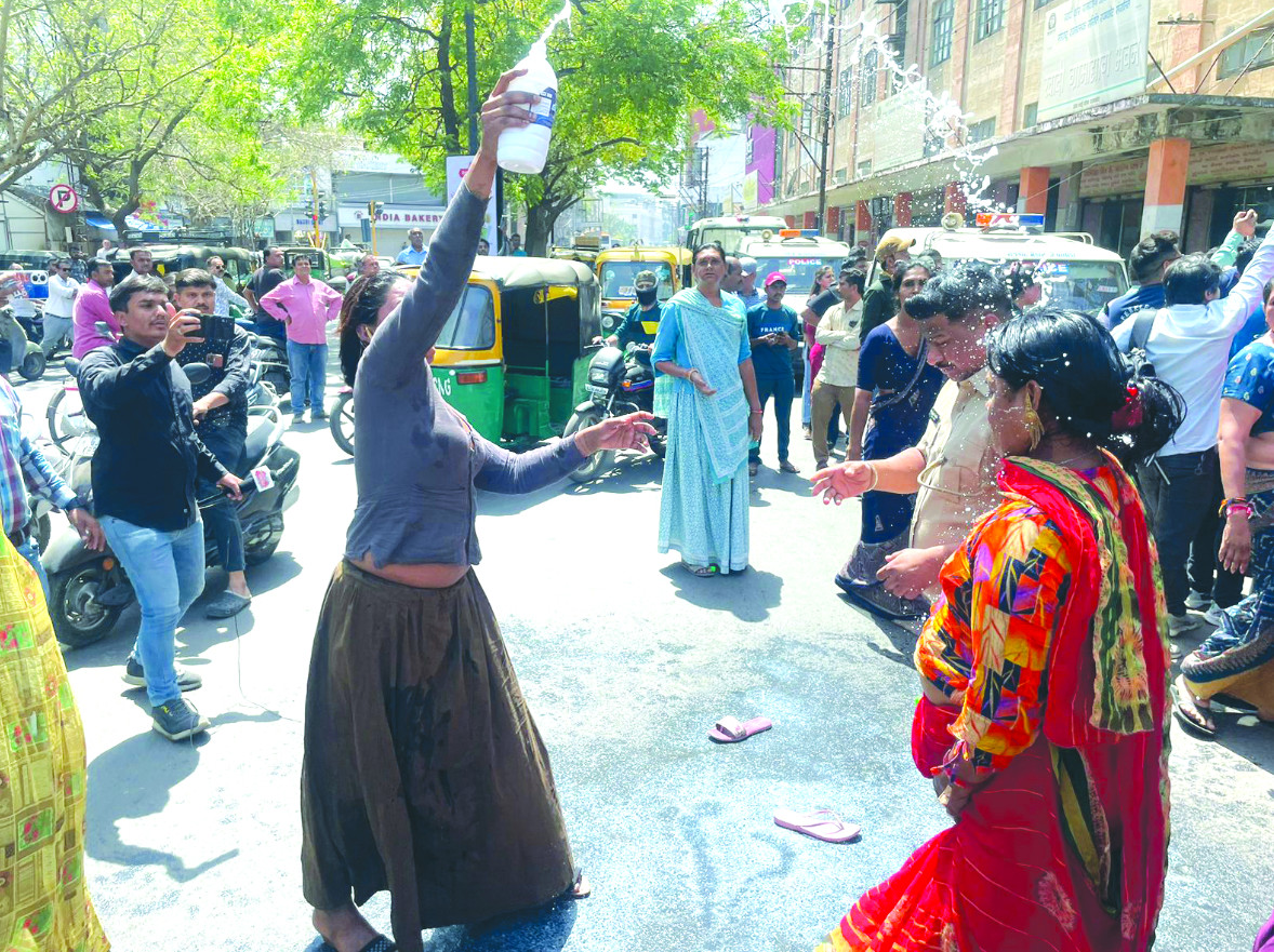 Kinnars take A-Division police hostage in guru-disciple fight
